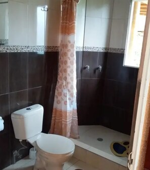 Cottage Familial, vue jardin | Salle de bain | Douche, serviettes fournies, papier toilette