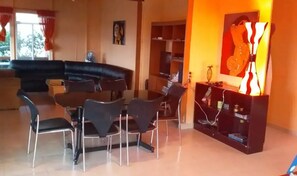Casa de campo familiar, vista al jardín | Área de sala de estar | Televisión de pantalla plana