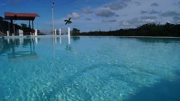 2 outdoor pools