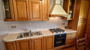 KĂŒhlschrank, Ofen, Kochgeschirr/Geschirr/Besteck