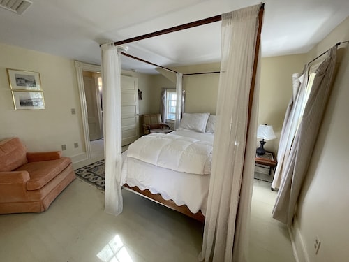 Apartment in historic harbor overlooking the harbor