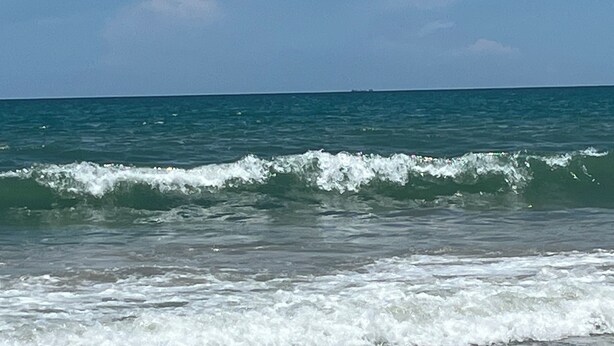 Vista do oceano com ondas.