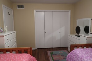 2 chambres, fer et planche à repasser, accès au Wi-Fi (inclus)