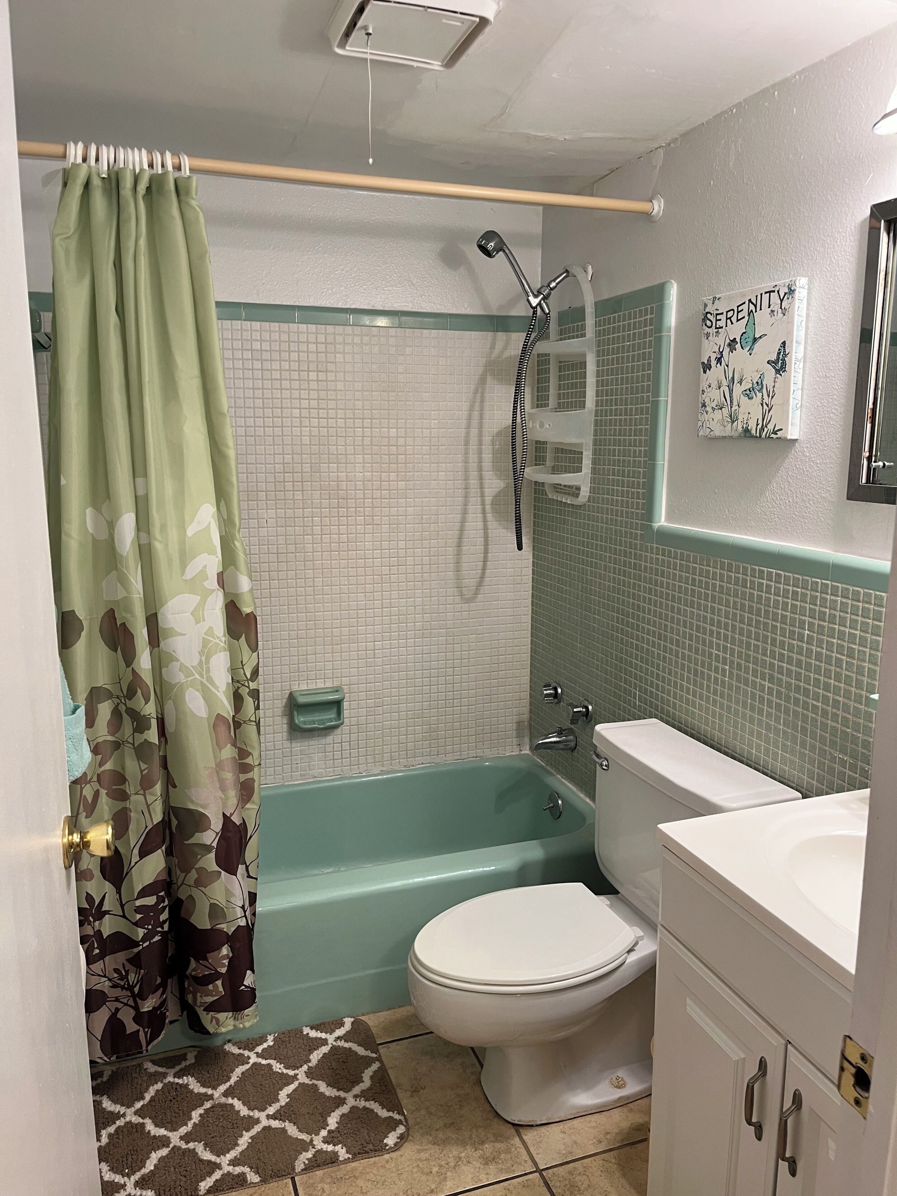 Une salle de bain équipée d’une baignoire, de toilettes et d’un espace douche.