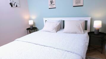 1 slaapkamer, een bureau, een strijkplank/strijkijzer, wifi