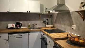 Een koelkast, een oven, een kookplaat, een vaatwasser