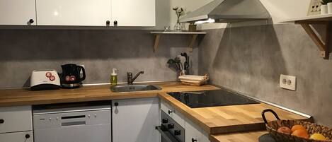 Fridge, oven, stovetop, dishwasher
