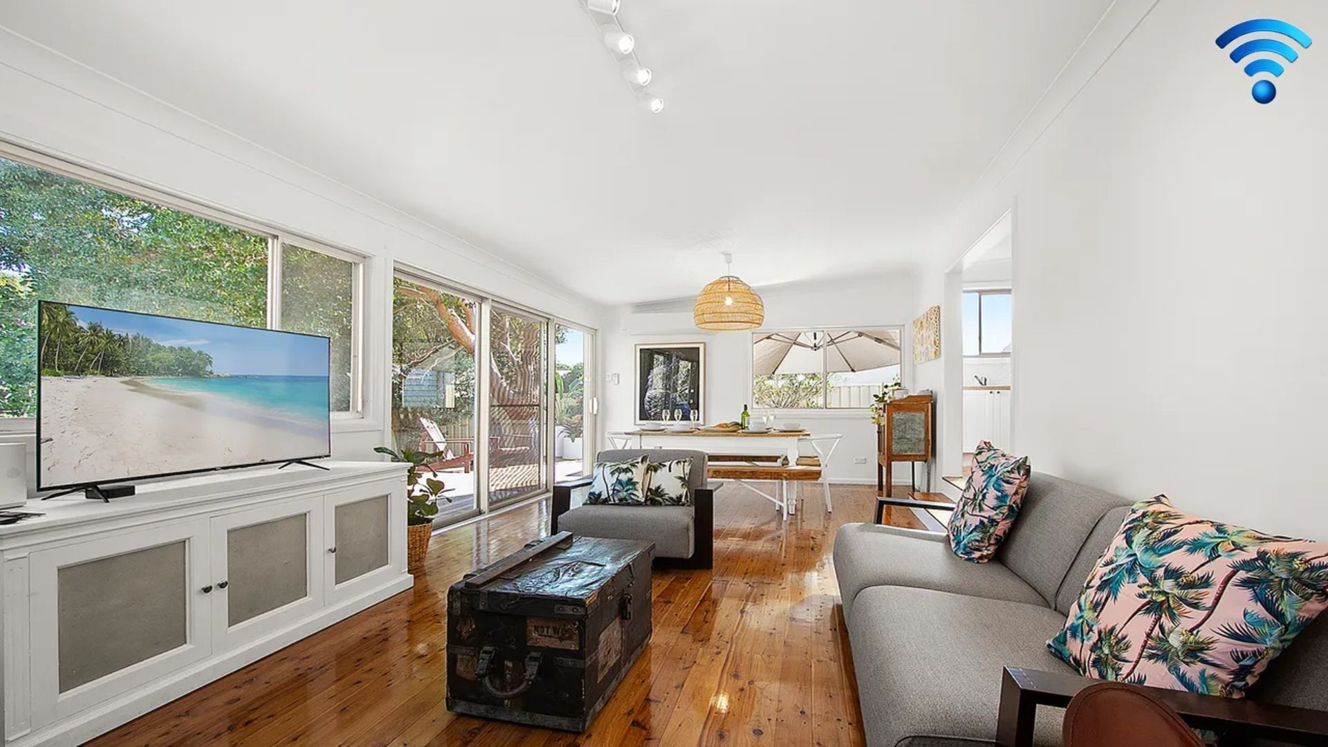 Una televisión, Netflix, servicios de streaming, un reproductor estéreo