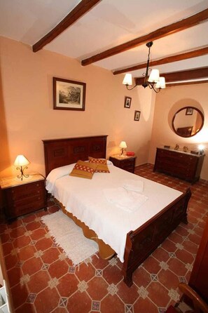 6 bedrooms, iron/ironing board, travel cot, bed sheets