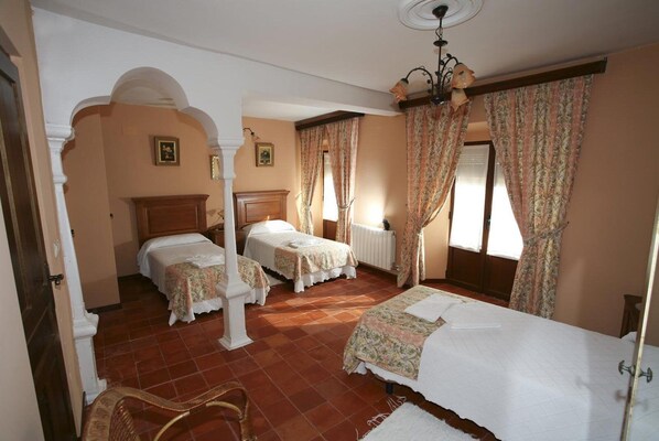 6 chambres, fer et planche Ă repasser, lit parapluie, draps fournis