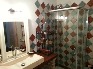 Bruser, hårtørrer, bidet, håndklæder