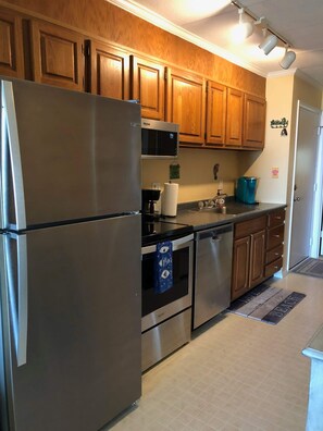 Kylskåp, mikrovågsugn, ugn och spishäll