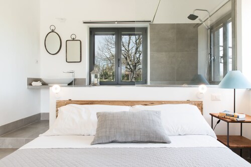 Rural et concevoir un chalet tout à fait dans un espace vert avec une piscine partagée