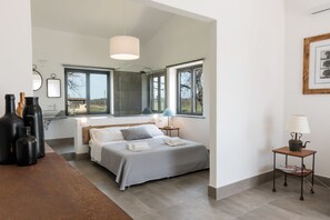 1 dormitori, planxa i posts de planxar i un bressol de viatge 