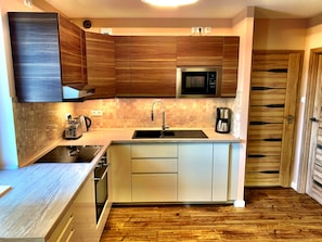 Geladeira, micro-ondas, fogão, cooktop