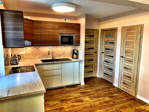 ثلاجة، ميكروويف، فرن، موقد طهي مسطح