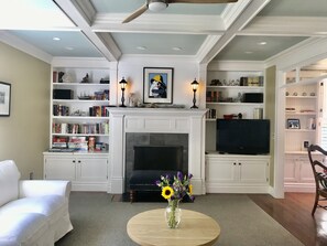 Smart-tv, een tafeltennistafel, boeken en een stereo