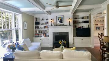 Älytelevisio, pöytätennispöytä, kirjoja, stereot