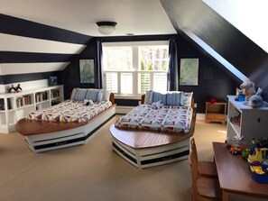 5 habitaciones, escritorio y tabla de planchar con plancha 