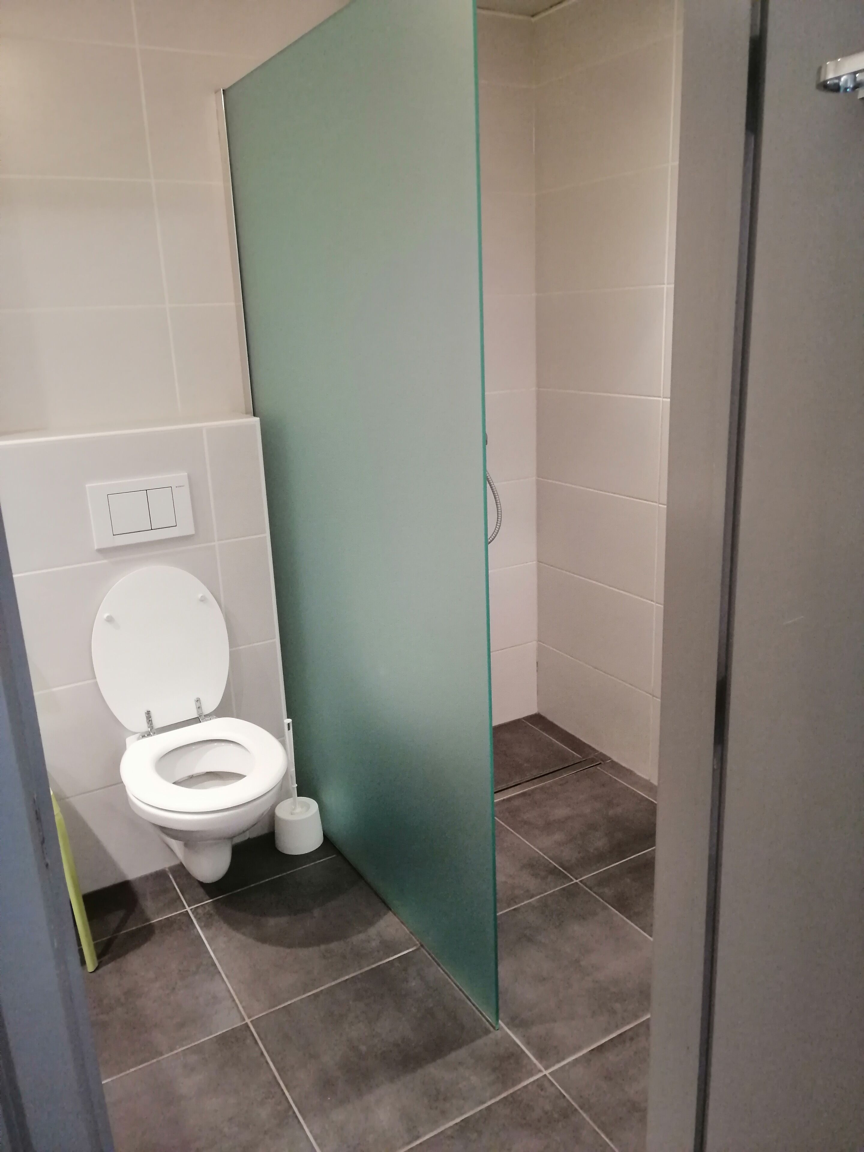 Een haardroger, toiletpapier