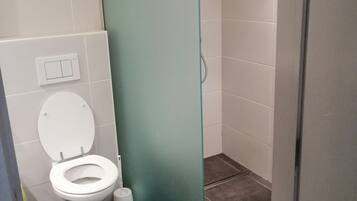 Een haardroger, toiletpapier