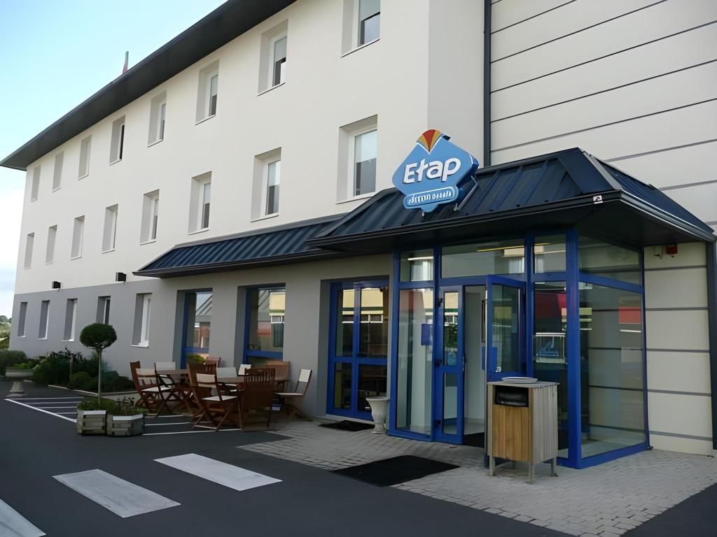 Ein Gebäude mit einem Schild, auf dem 'Etap' steht.