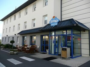 A building with a sign reading 'Etap.' - Ibis Budget Saint Brieuc Yffiniac (Yffiniac)