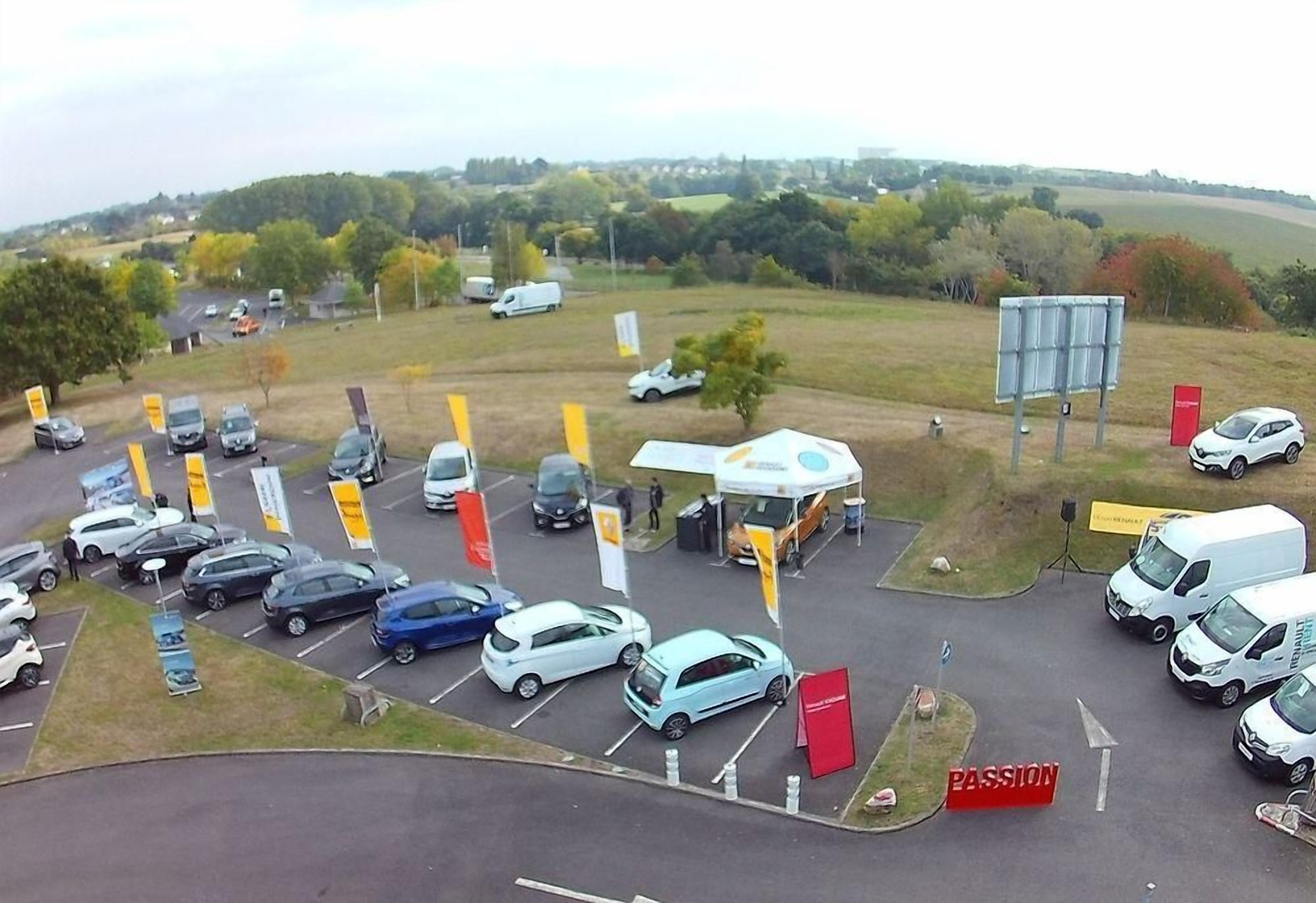 Ein Parkplatz mit mehreren Autos und einem Zelt.