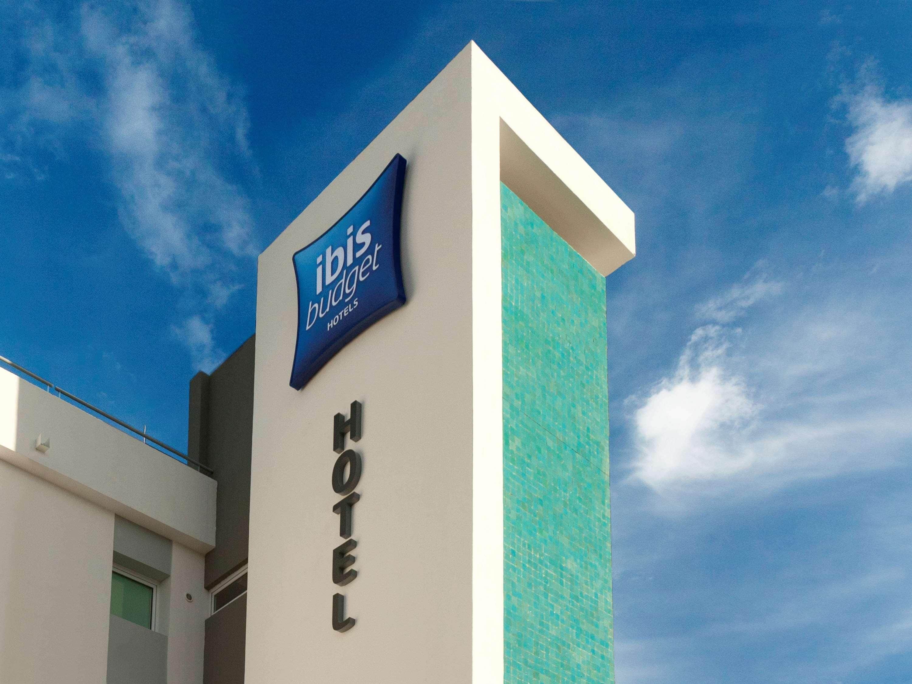 Ein Hotelschild mit der Aufschrift 'ibis budget hotels' und 'HOTEL'.