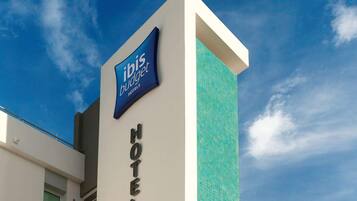 Ein Hotelschild mit der Aufschrift 'ibis budget hotels' und 'HOTEL'.