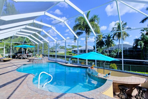 Utendørsbasseng og et oppvarmet basseng