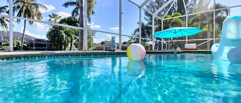 Una piscina al aire libre, una piscina climatizada