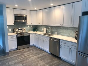 Kjøleskap, mikrobølgeovn, ovn og kokeplater