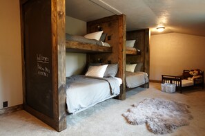 5 bedrooms, desk, iron/ironing board, travel cot