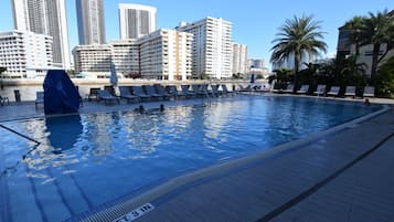 Condo (BW-2606B) | Alberca | Alberca al aire libre y alberca climatizada