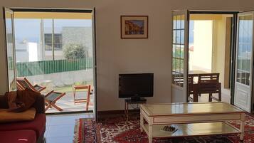 Smart TV, fireplace, DVD player, table tennis