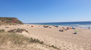 Beach nearby, sun loungers - Harmonic House with sea view (Atalaia Lourinhã)