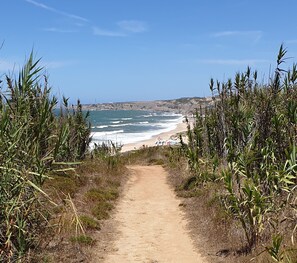 Perto da praia, espreguiçadeiras 