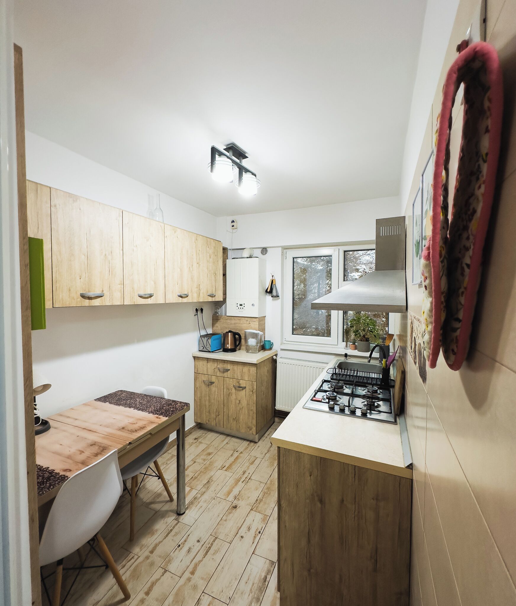 Frigorífic, forn, placa de cuina i cafetera i tetera 