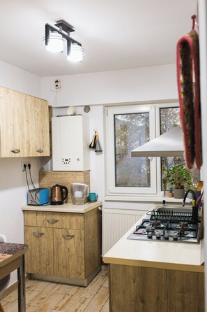 ثلاجة، فرن، موقد طهي مسطح، ماكينة لصنع القهوة/الشاي