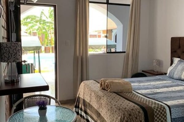 Rom – honeymoon, bassengutsikt | Minibar, individuelt innredet, strykejern/-brett og wi-fi (inkludert)