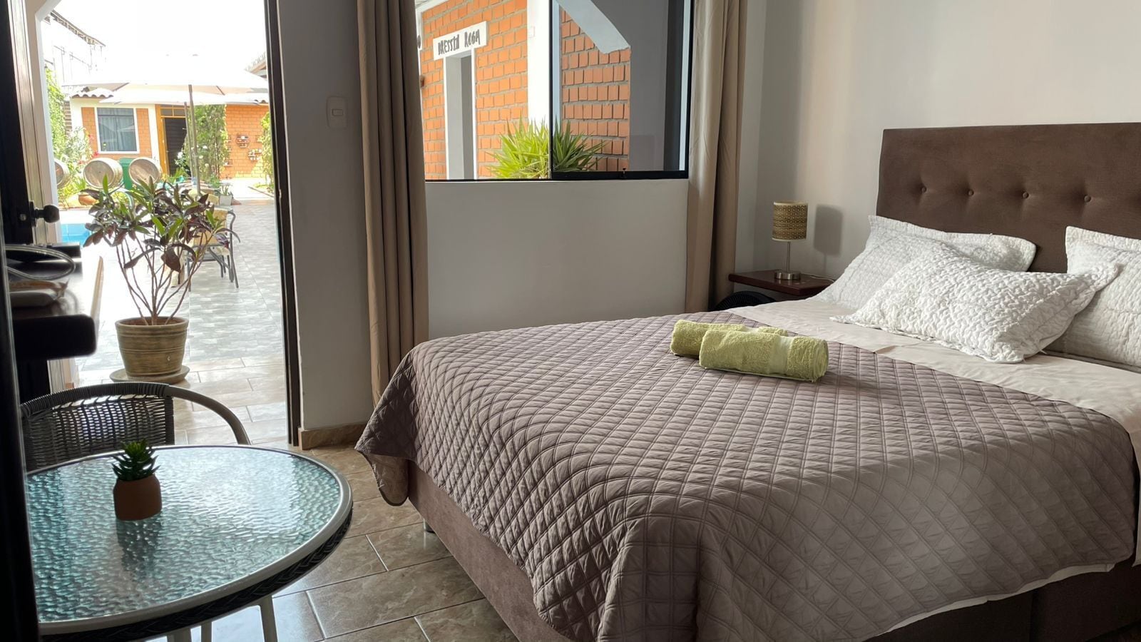 Een minibar, individueel gemeubileerd, een strijkplank/strijkijzer