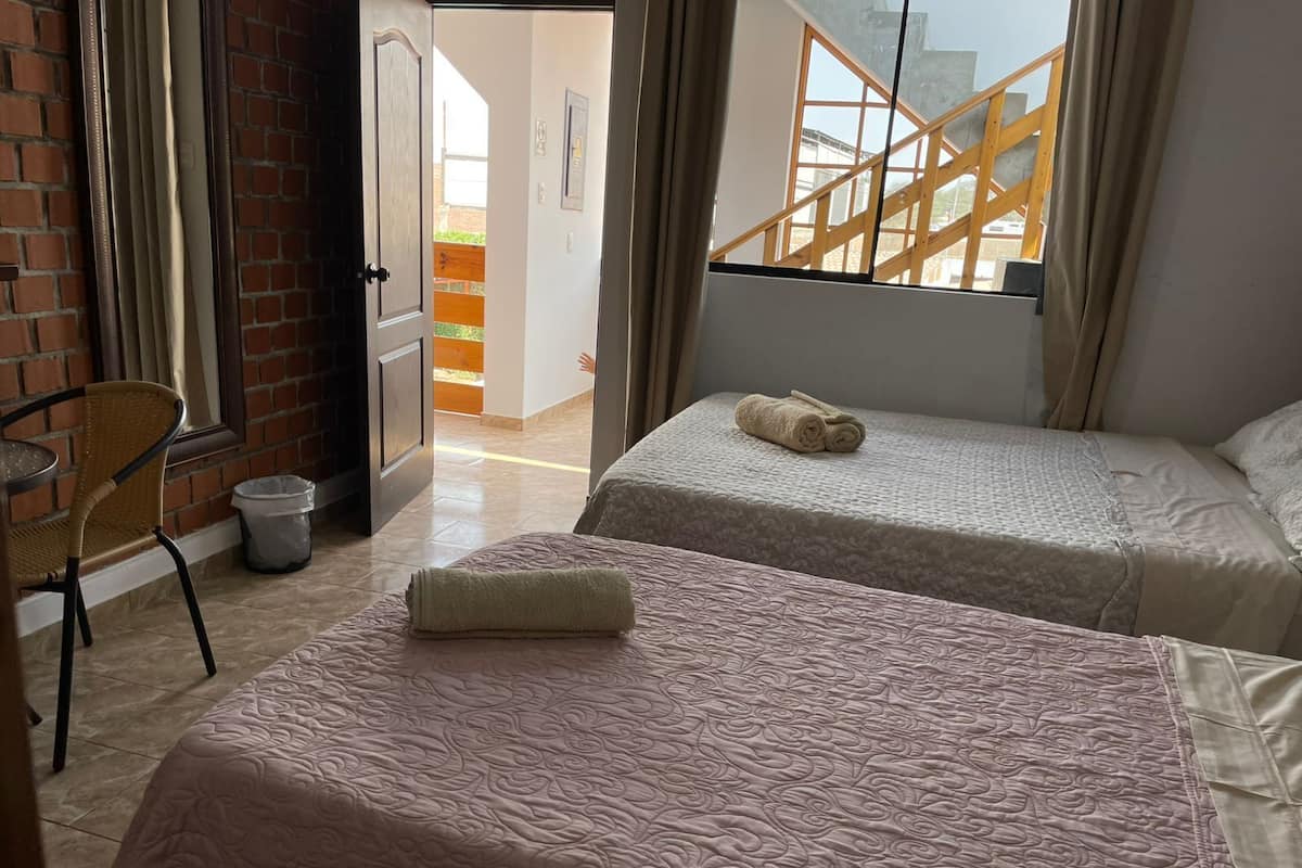 Familiekamer, uitzicht op zwembad | Een minibar, individueel gemeubileerd, een strijkplank/strijkijzer
