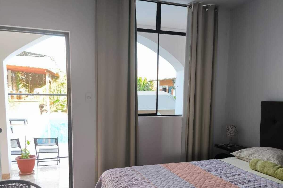 Honeymoon kamer, uitzicht op zwembad | Een minibar, individueel gemeubileerd, een strijkplank/strijkijzer