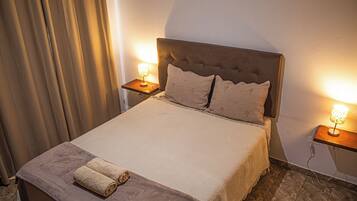 Minibar, muebles diferentes y tabla de planchar con plancha