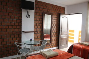 Minibar, mobiliario individual, tabla de planchar con plancha