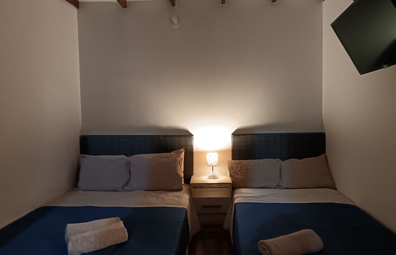 Minibar, muebles diferentes y tabla de planchar con plancha 