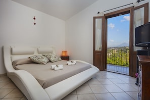 5 habitaciones, tabla de planchar con plancha y cuna de viaje