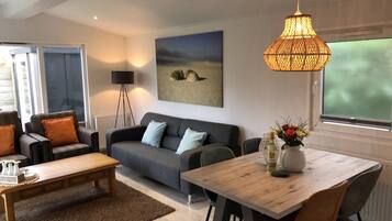 Een televisie en een muziekbibliotheek