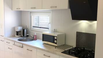 Een koelkast, een magnetron, een oven, een kookplaat